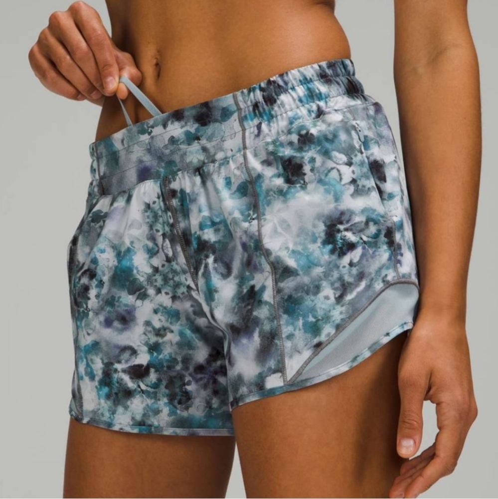 LULULEMON Hotty Hot Low Rise Short 4" Kaleidofloral Multi / Blue Cast